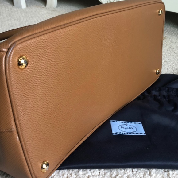 Prada Saffianio Executive Tote (Extra Large Size) - Picture 4 of 7
